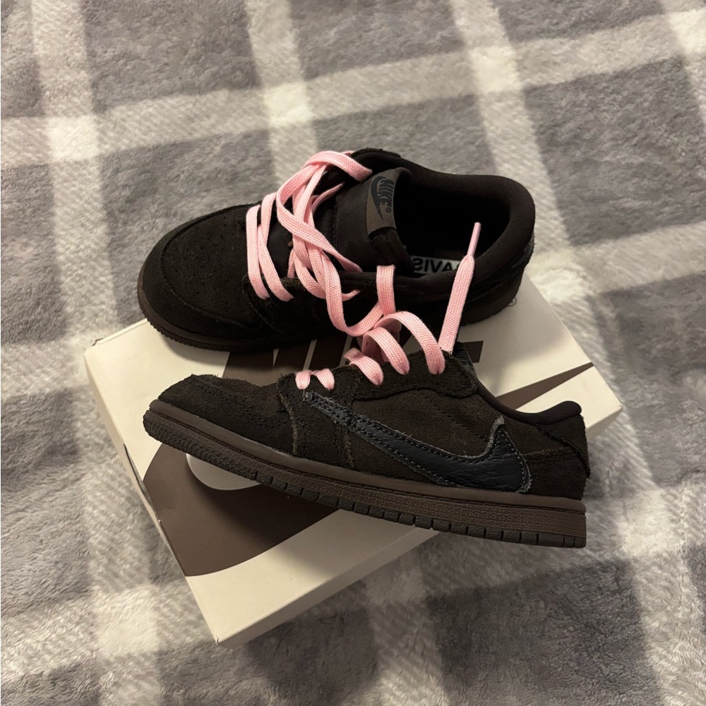 Travis Scott Kids Sneakers in Black and Pink
